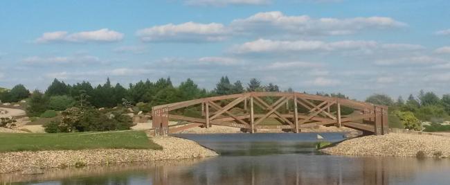 FUSSGÄNGERBRÜCKE IN KUNSTVOLLER GARTENWELT 1